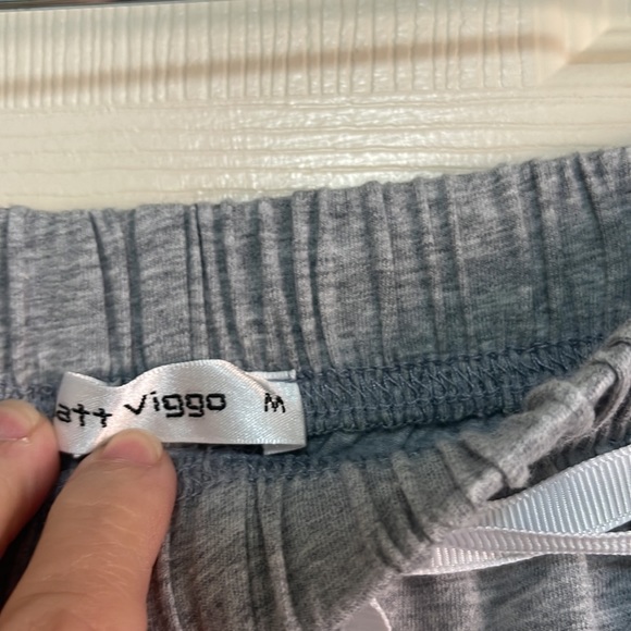 Matt Viggo size medium 2 piece pajama set. Gray with white trim Great condition - Picture 8 of 8
